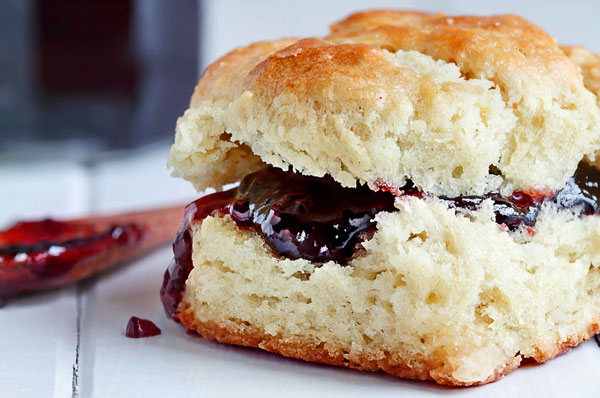 biscuit with jam