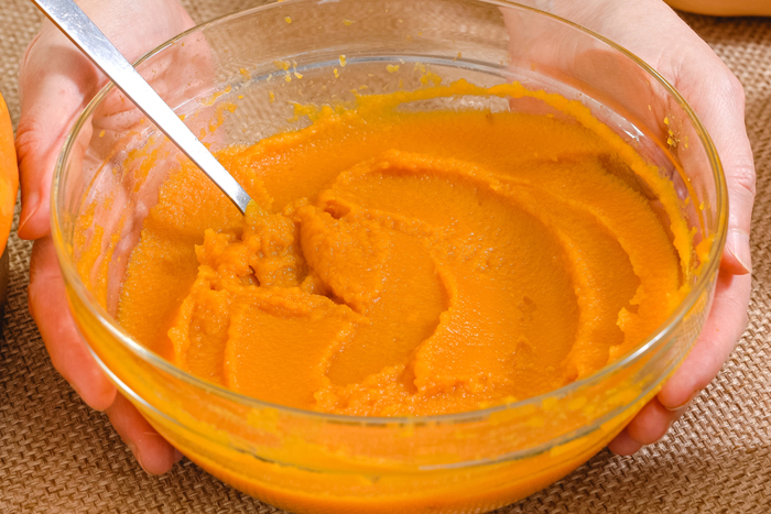 Clear glass bowl filled with pumpkin puree.